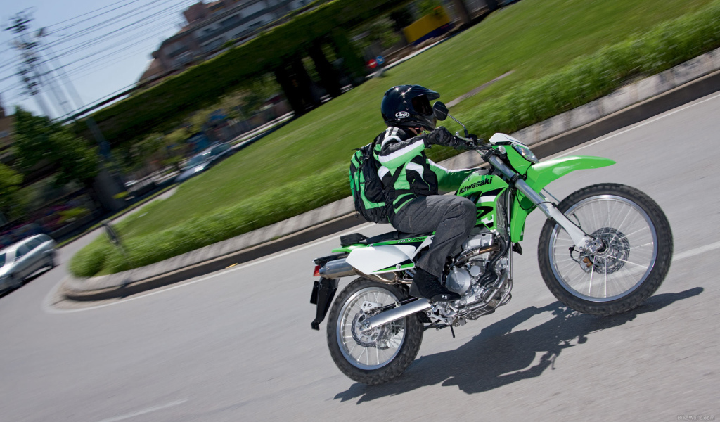 Красивый мотоцикл Kawasaki KLX 250