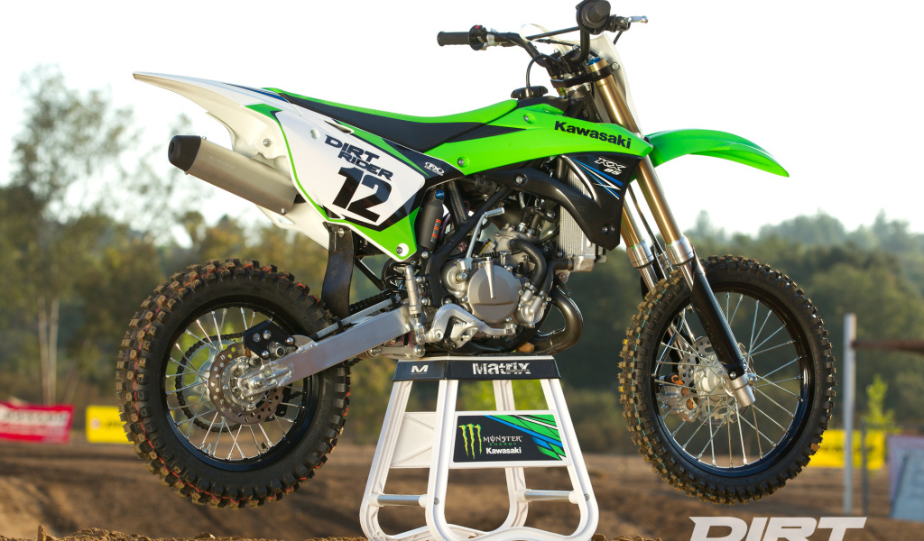 Красивый мотоцикл Kawasaki KX 85-II