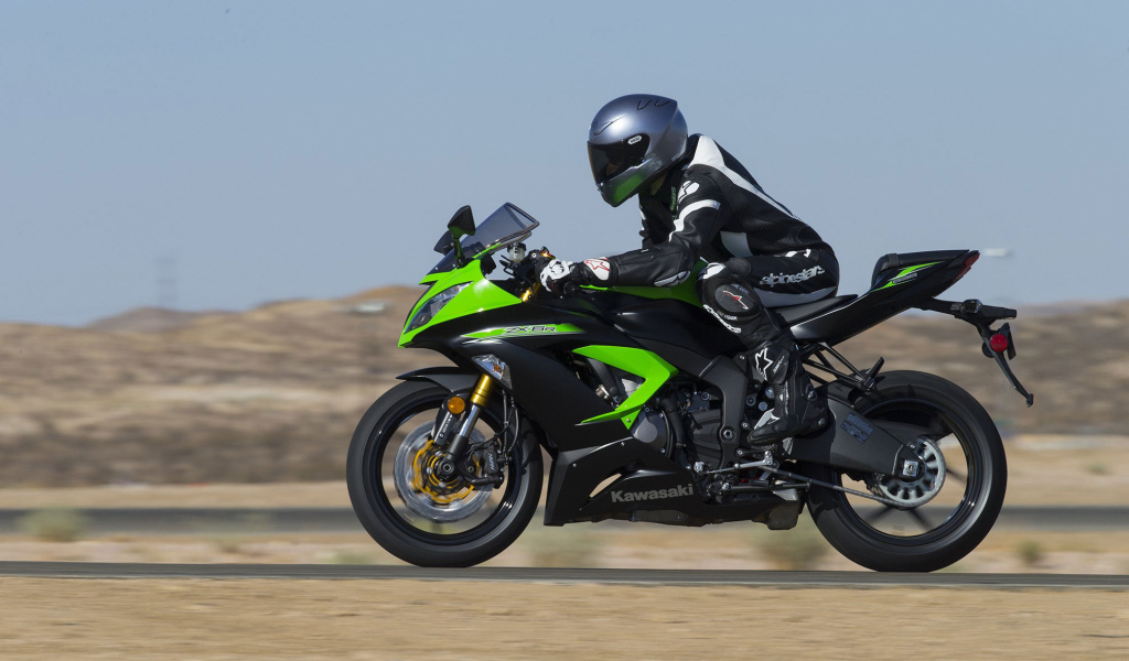 Красивый мотоцикл Kawasaki Ninja ZX-6R 636 Performance