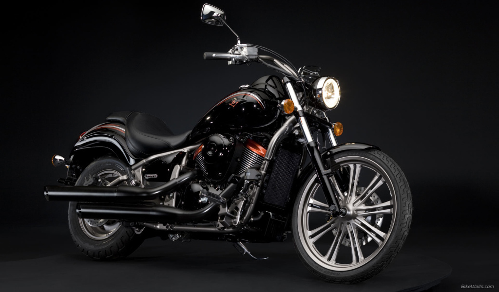 Красивый мотоцикл Kawasaki VN 900 Classic