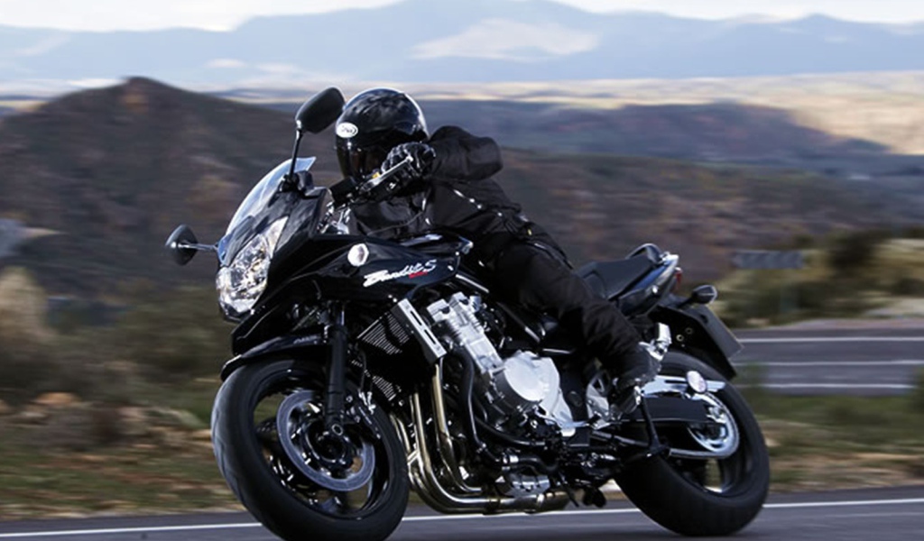 Красивый мотоцикл Suzuki  GSF 1250 S