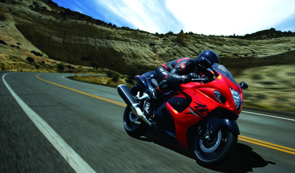 Красивый мотоцикл Suzuki  GSX 1300 R