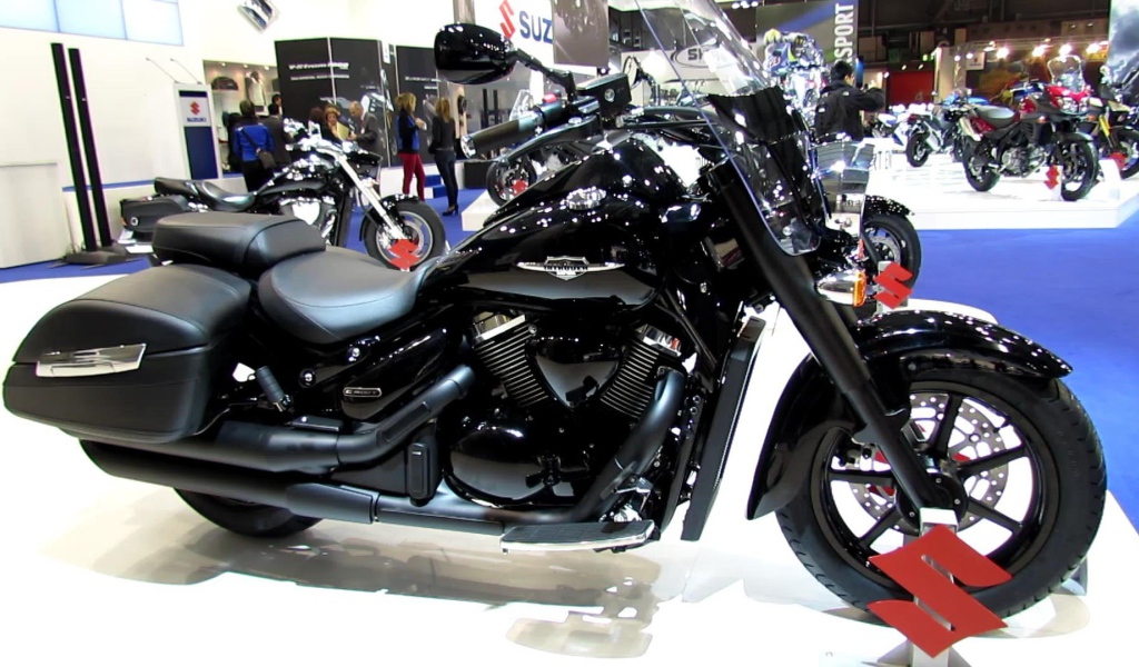 Красивый мотоцикл Suzuki Intruder C1500T