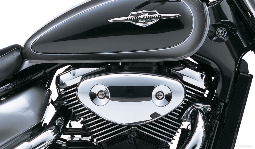 Красивый мотоцикл Suzuki Intruder C800C