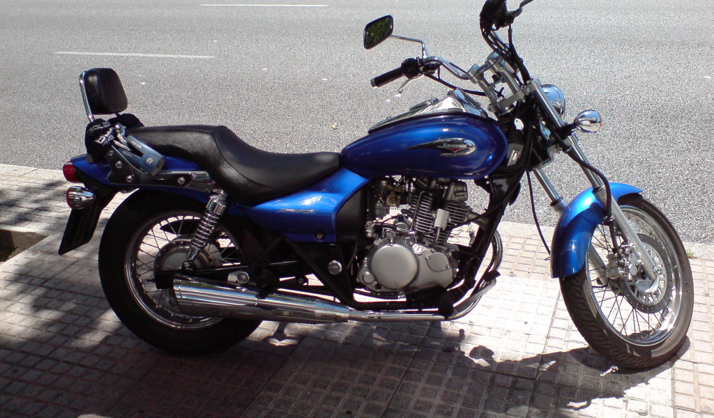 Красивый мотоцикл Suzuki Marauder 125