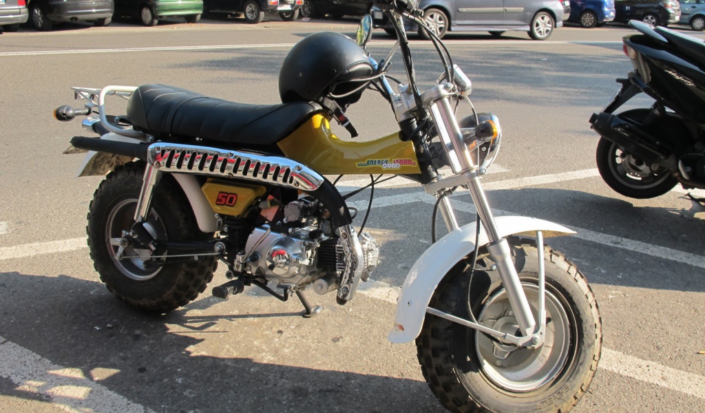 Красивый мотоцикл Suzuki RV 125