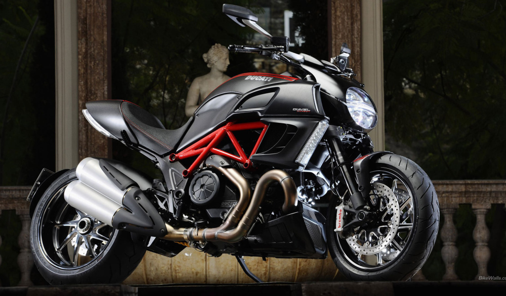 Красивый мотоцикл в москве Ducati Diavel