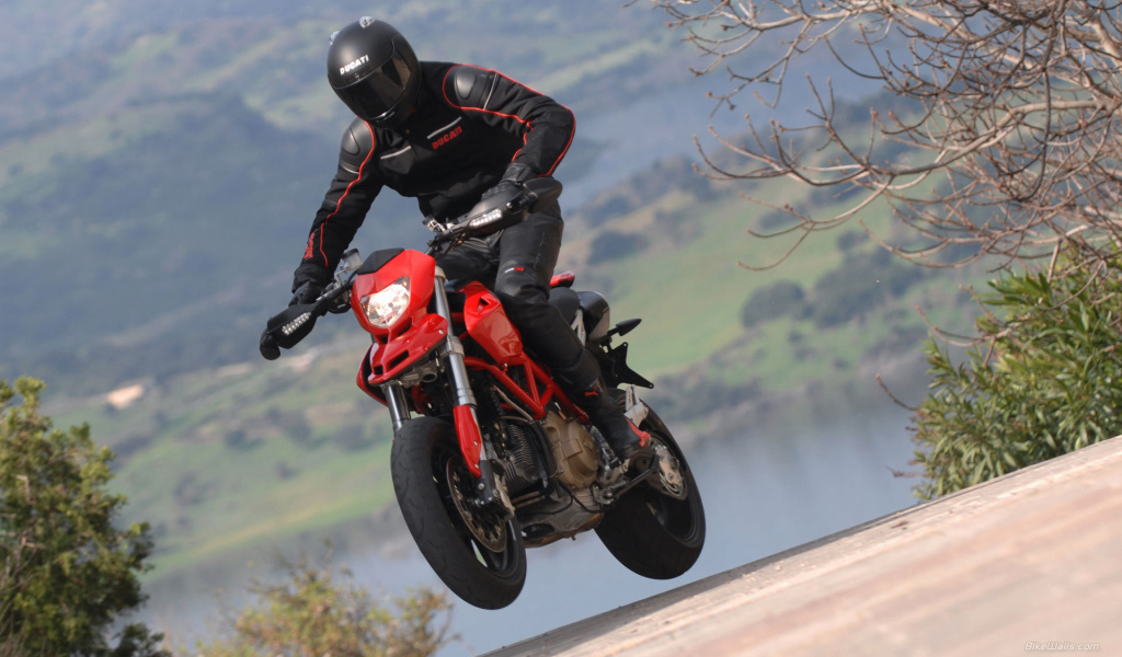 Красивый мотоцикл в москве Ducati Hypermotard