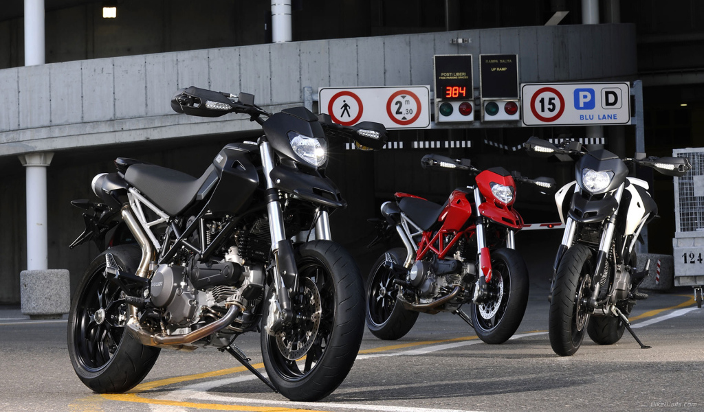 Красивый мотоцикл в москве Ducati Hyperstrada