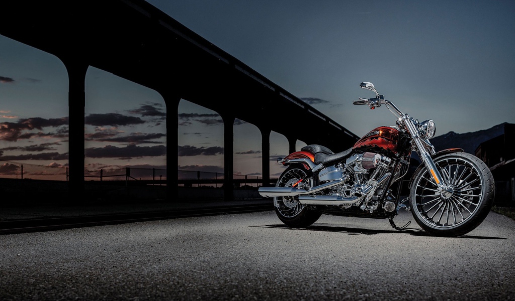Красивый мотоцикл в москве Harley-Davidson CVO Breakout