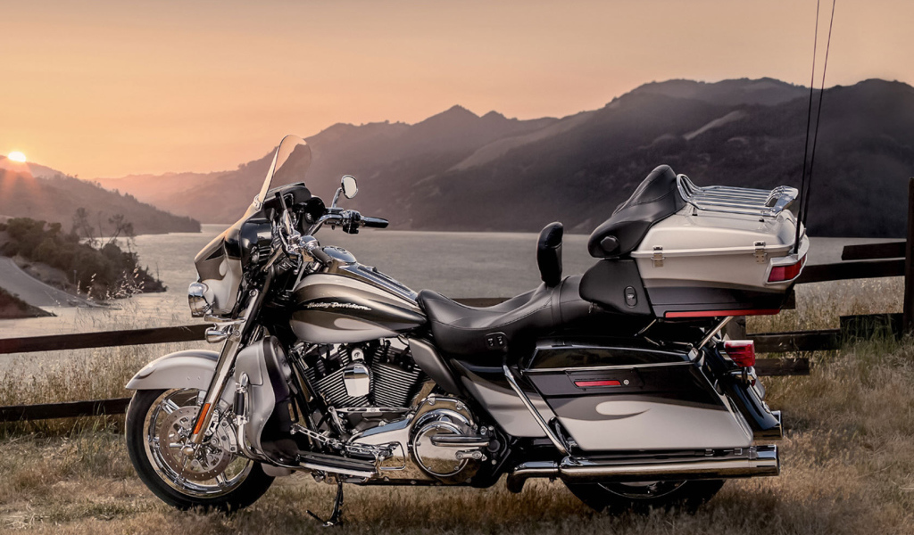 Красивый мотоцикл в москве Harley-Davidson CVO Electra Glide Ultra Classic