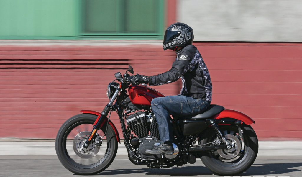 Красивый мотоцикл в москве Harley-Davidson XL 883R Sportster Roadster