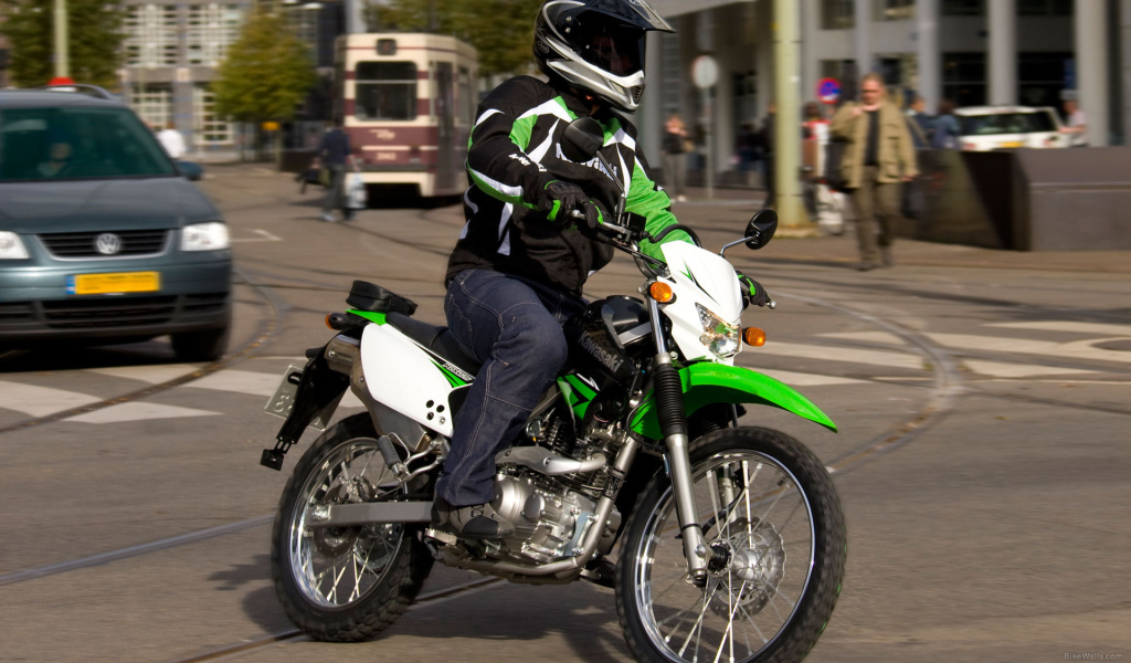 Красивый мотоцикл в москве Kawasaki KLX 125
