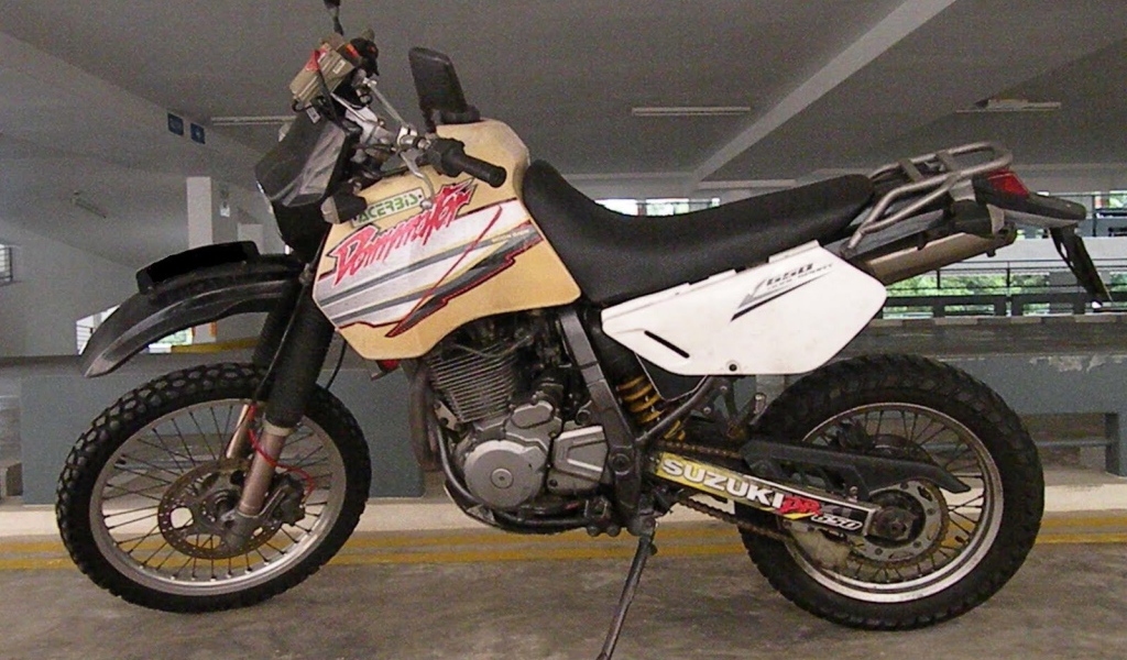 Kрасивый мотоцикл в москве Suzuki DR 650 SE