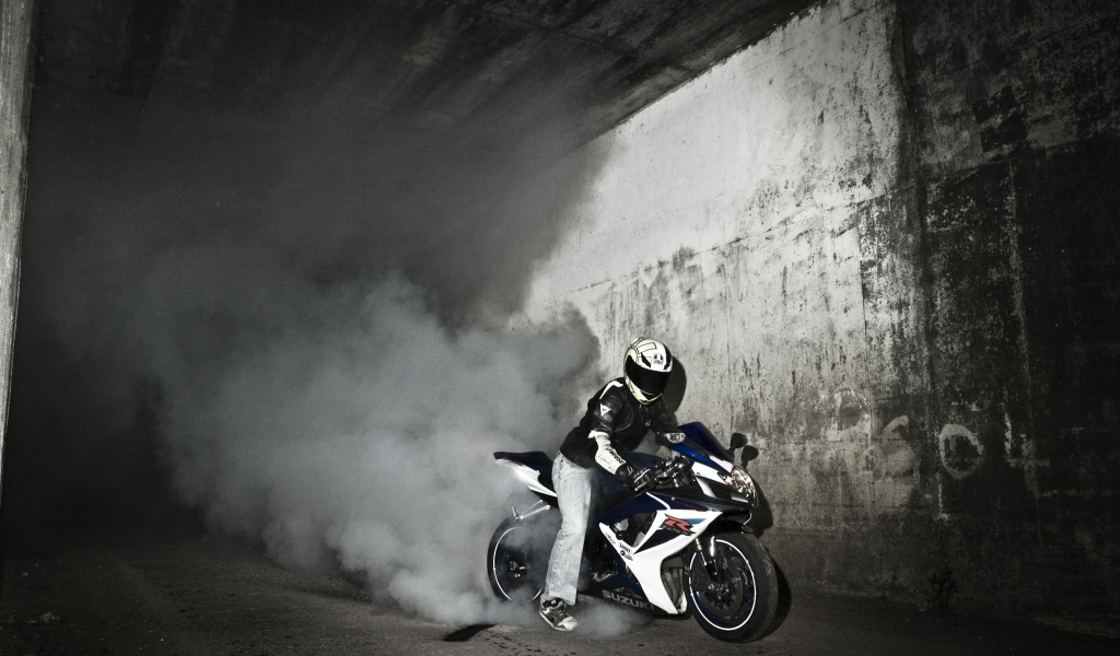 Красивый мотоцикл в москве Suzuki  GSX-R 1000