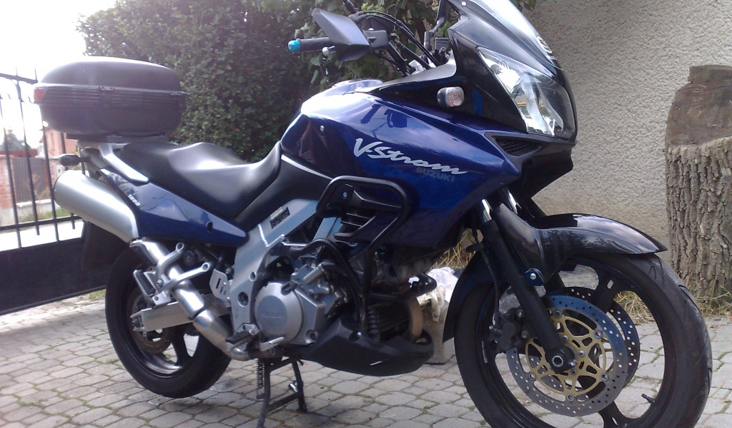 Красивый мотоцикл в москве Suzuki V-Storm 1000  DL