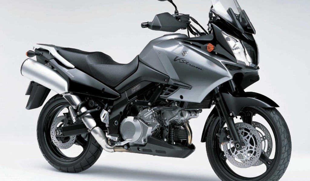 Красивый мотоцикл Suzuki V-Storm 1000  DL