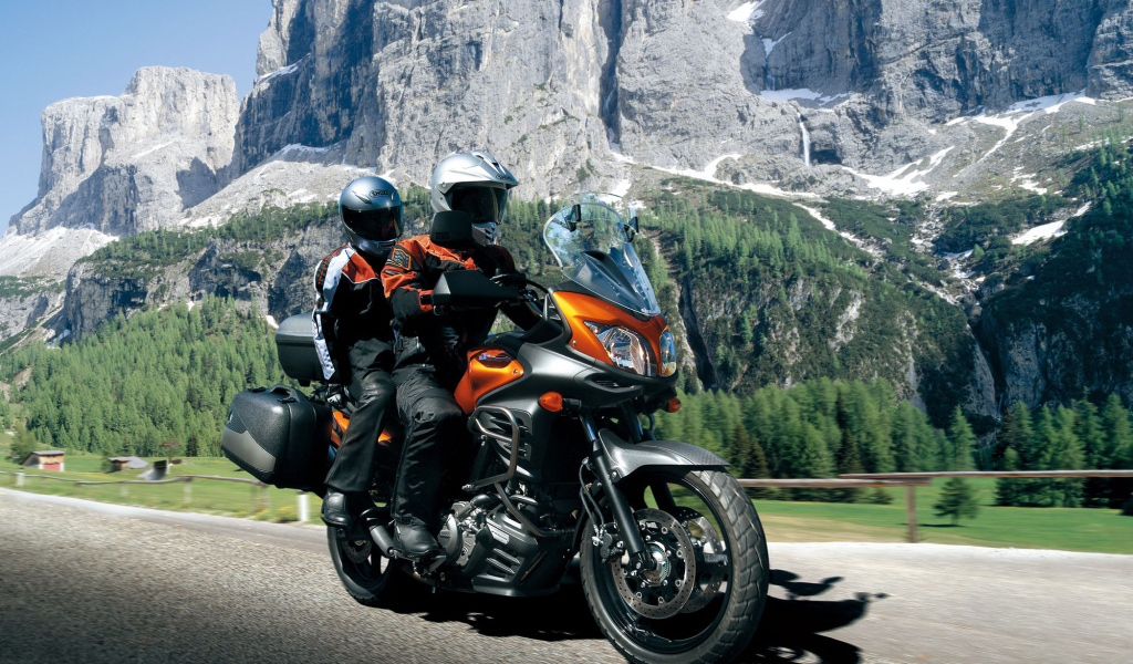 Красивый мотоцикл Suzuki V-Storm 650 ABS