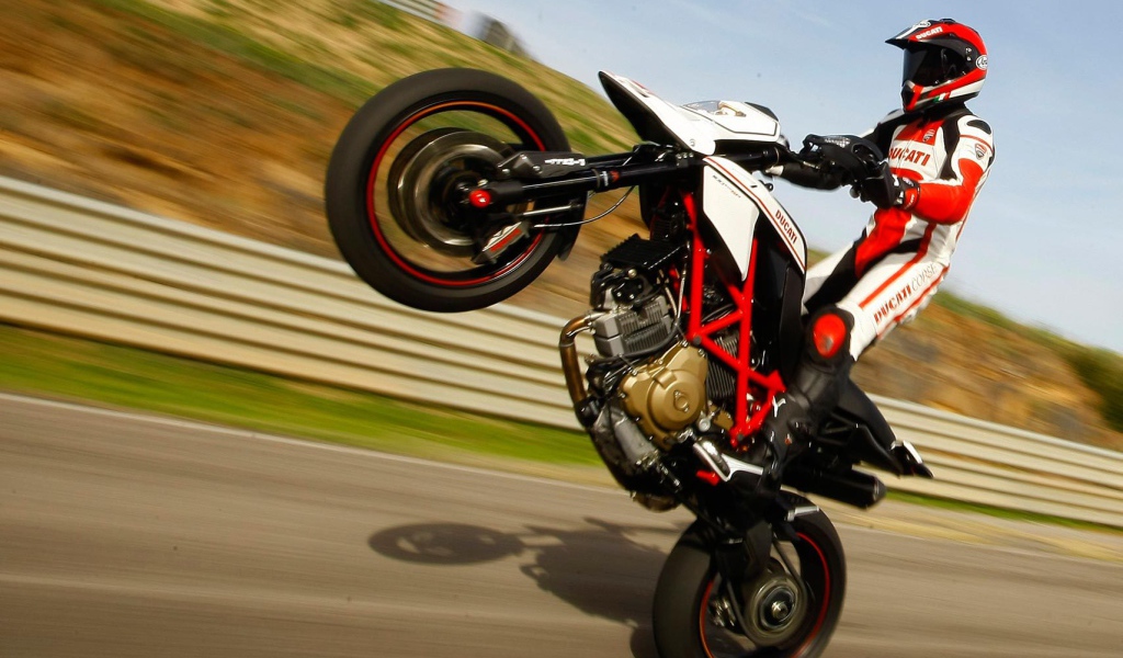 Мотоцикл модели Ducati Hypermotard SP