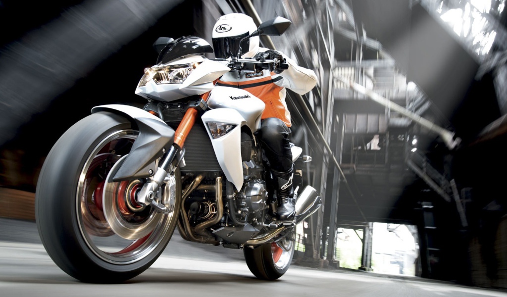 Мотоцикл модели Kawasaki Z 1000