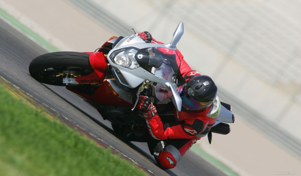 Мотогонщик на крутом вираже