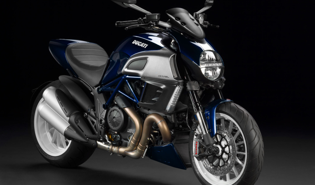 Быстрый мотоцикл Ducati Diavel