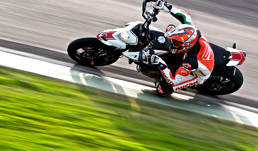 Быстрый мотоцикл Ducati Hypermot ard SP