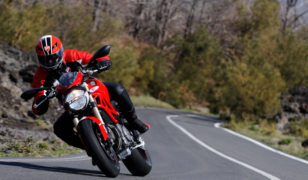 Быстрый мотоцикл Ducati Monster 796 Corse Stripe