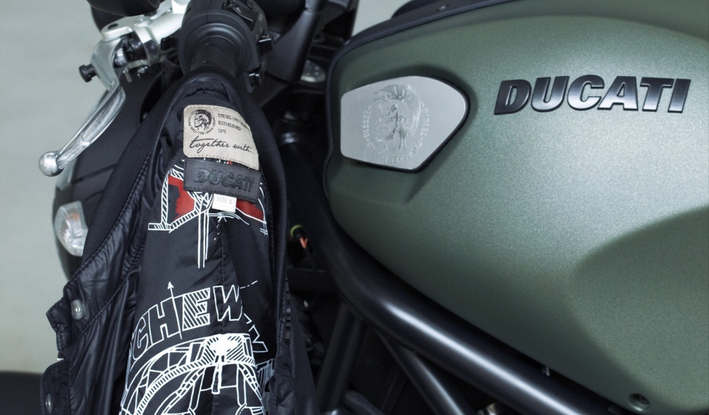Быстрый мотоцикл Ducati Monster Diesel