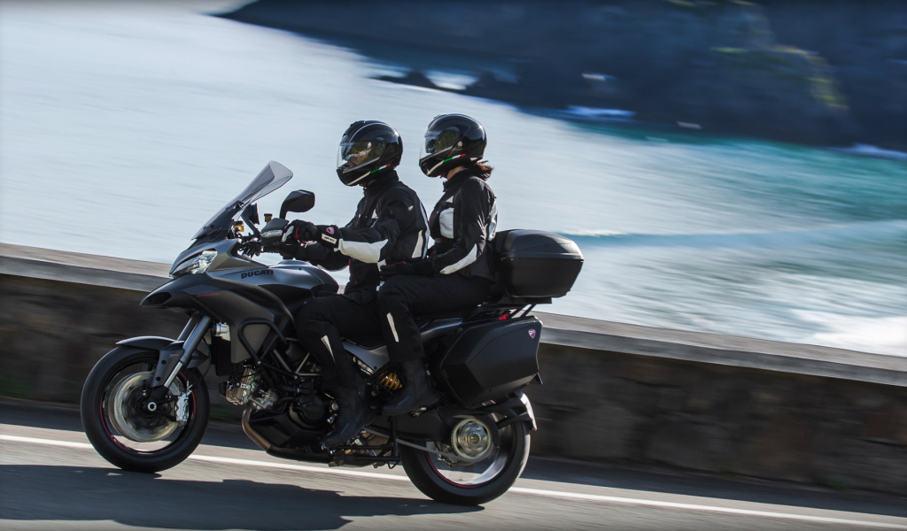 Быстрый мотоцикл Ducati Multistrada 1200 S Granturismo