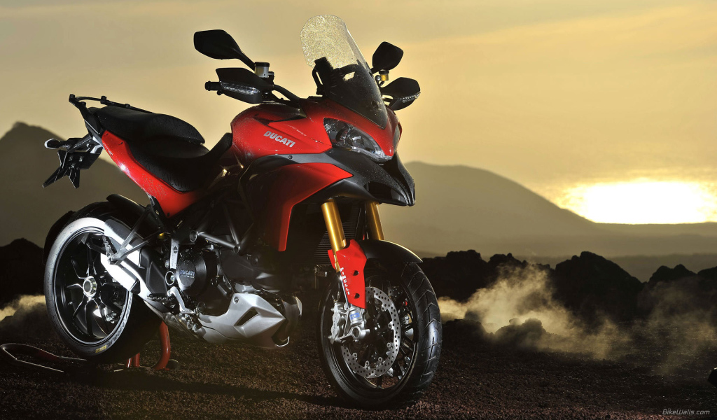 Быстрый мотоцикл Ducati Multistrada 1200