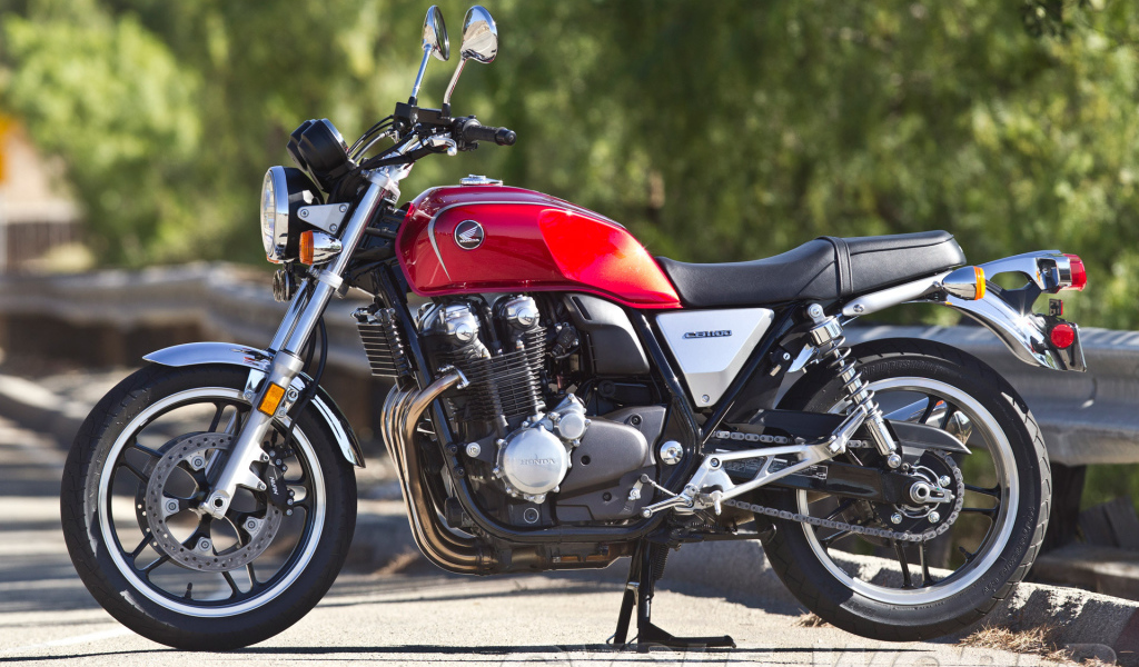 Быстрый мотоцикл Honda CB 1100