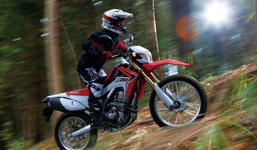 Быстрый мотоцикл Honda CRF 250 L