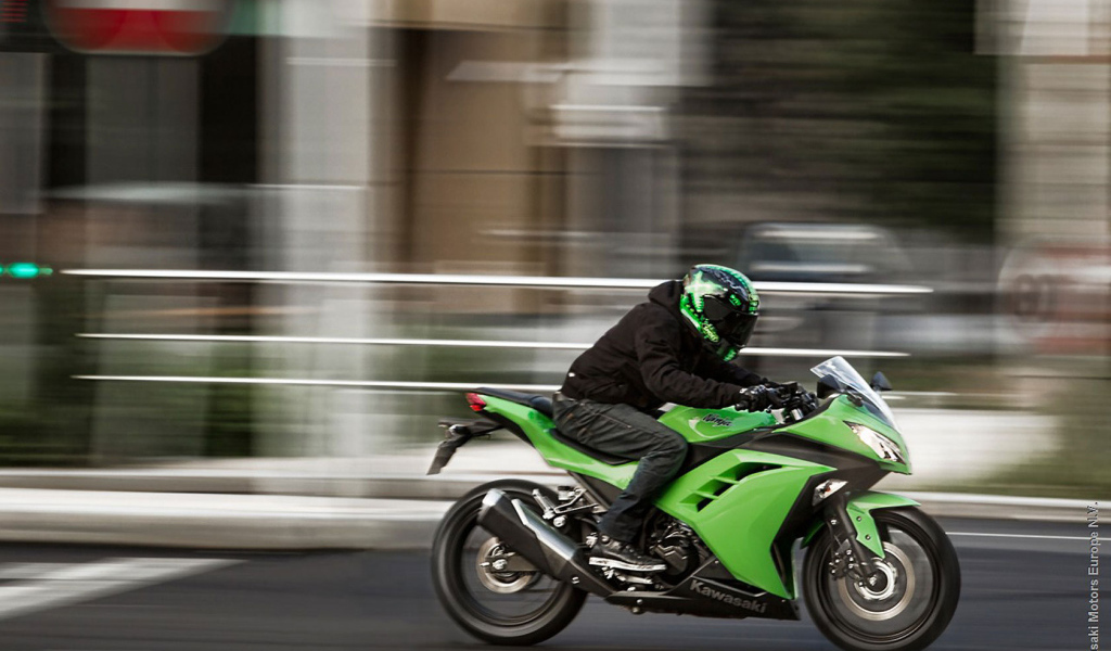 Быстрый мотоцикл Kawasaki Ninja 300