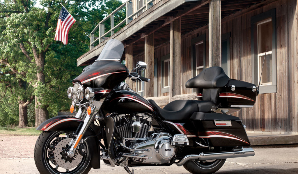 Быстрый мотоцикл Harley-Davidson CVO Electra Glide Ultra Classic