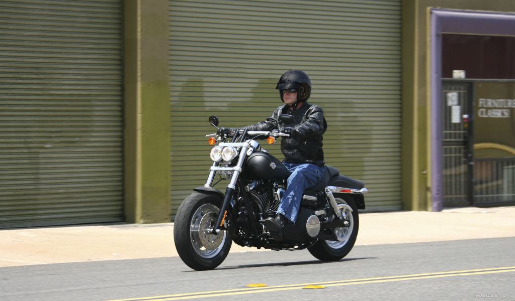 Быстрый мотоцикл Harley-Davidson Dyna Fat Bob