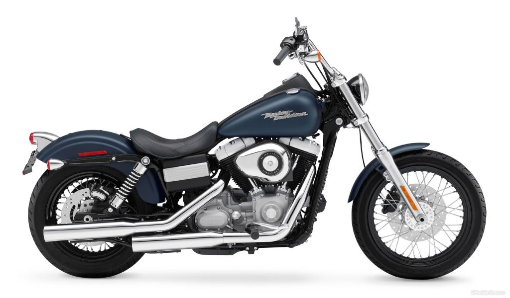 Быстрый мотоцикл Harley-Davidson Dyna Street Bob