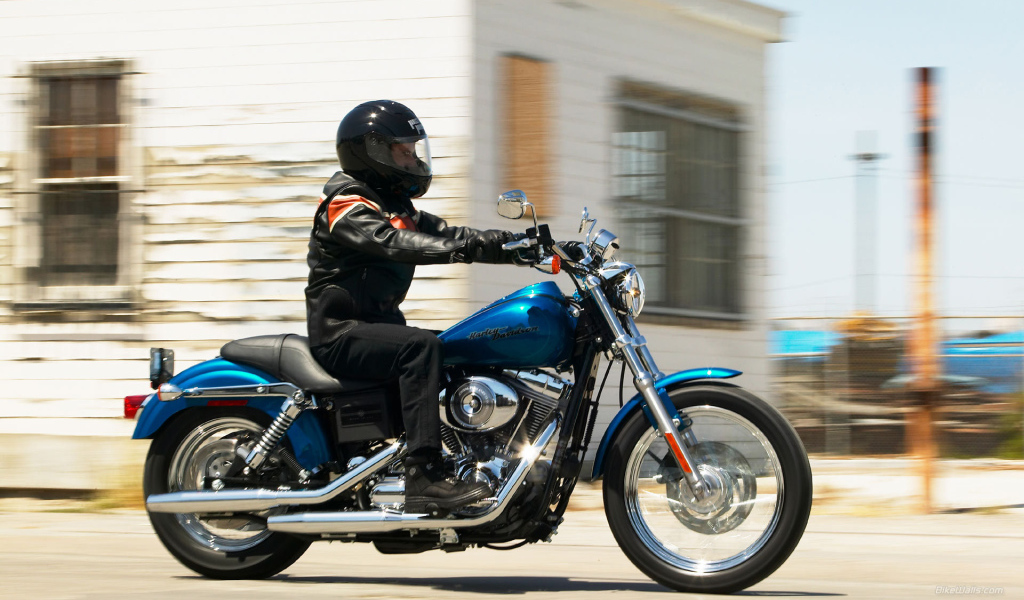 Быстрый мотоцикл Harley-Davidson Dyna Super Glide Custom