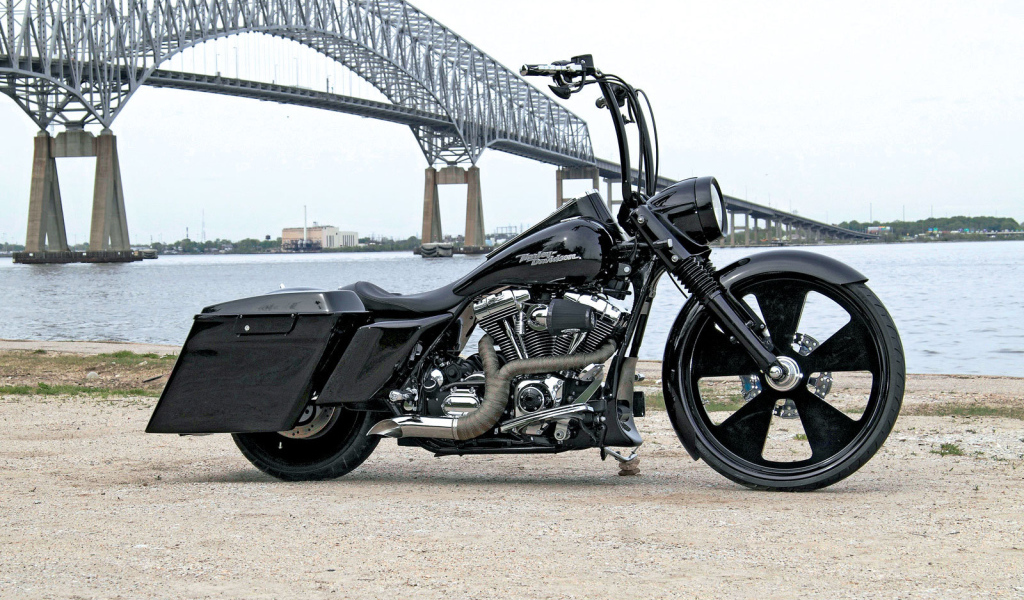 Быстрый мотоцикл Harley-Davidson Road King Anniversary Edition