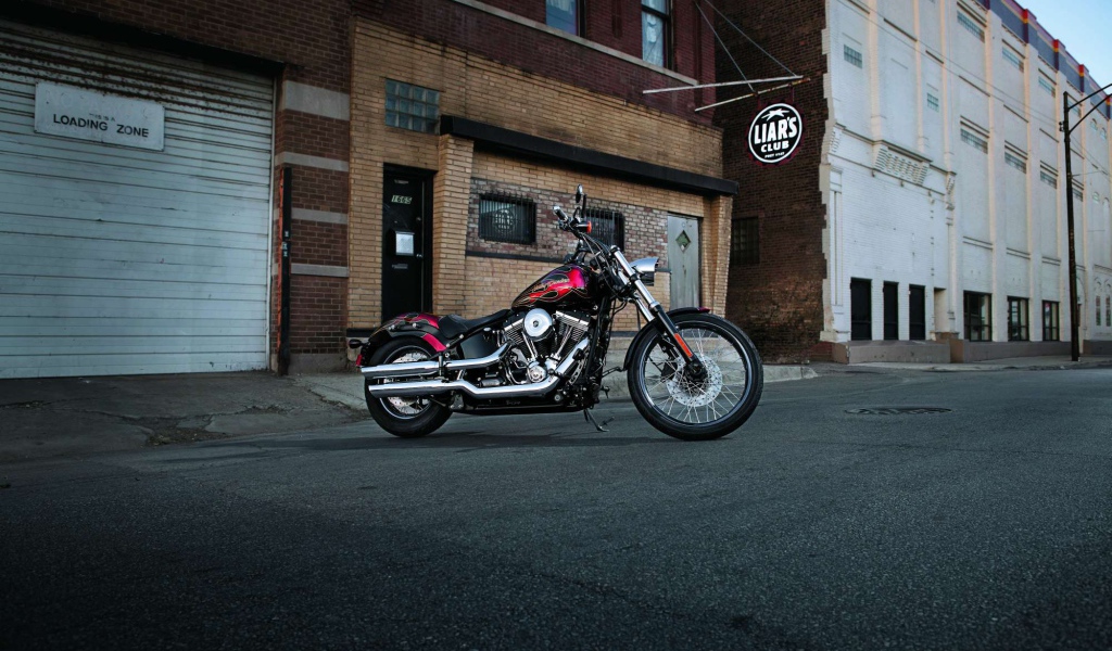 Быстрый мотоцикл Harley-Davidson Softail Blackline