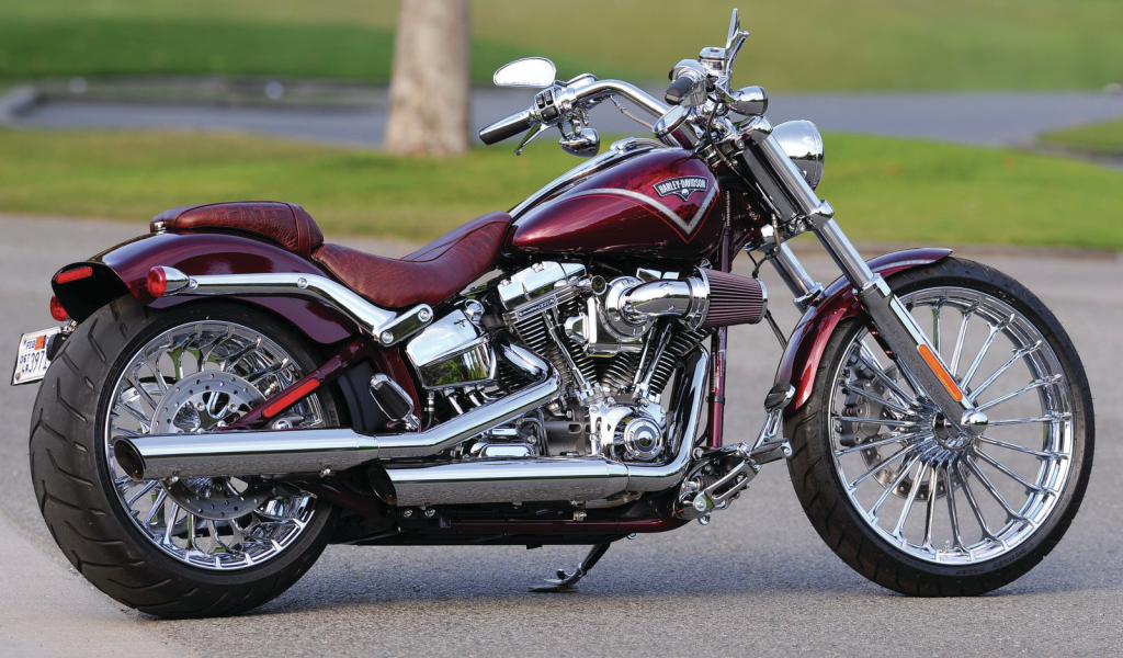Быстрый мотоцикл Harley-Davidson Softail Breakout