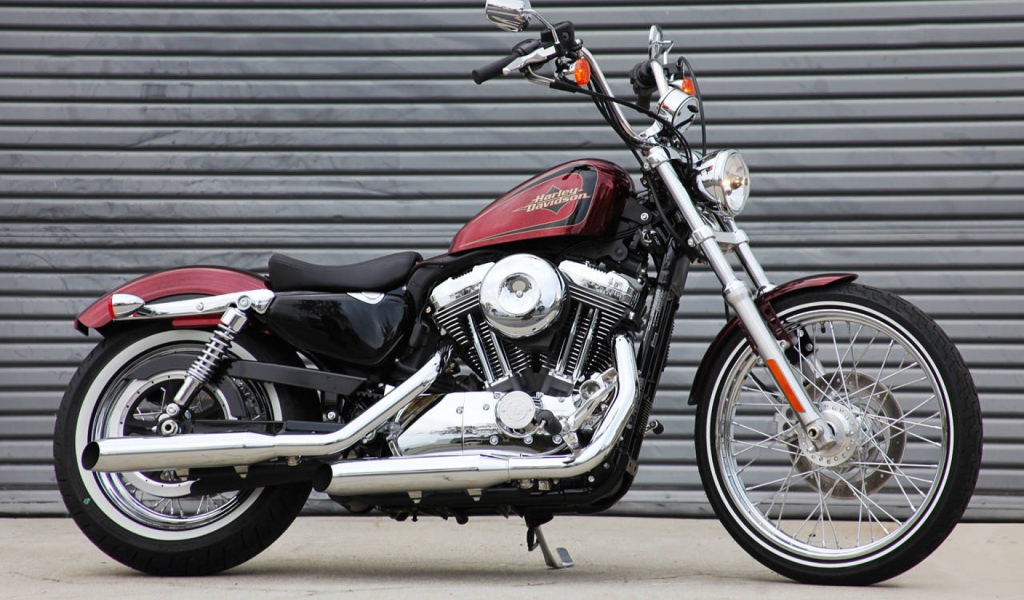 Быстрый мотоцикл Harley-Davidson XL 1200V Sportster Seventy-Two