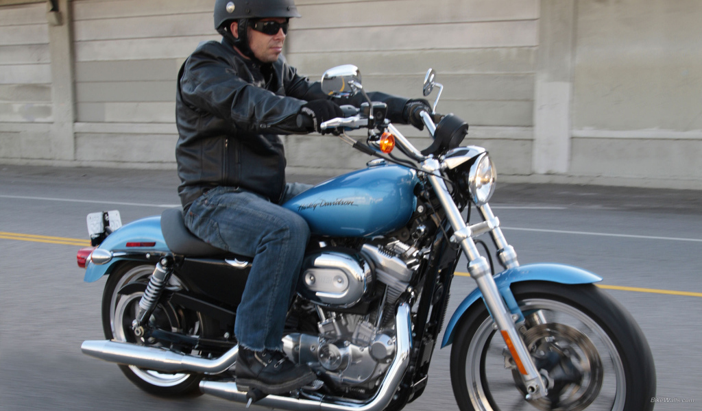 Быстрый мотоцикл Harley-Davidson XL 883L Sportster
