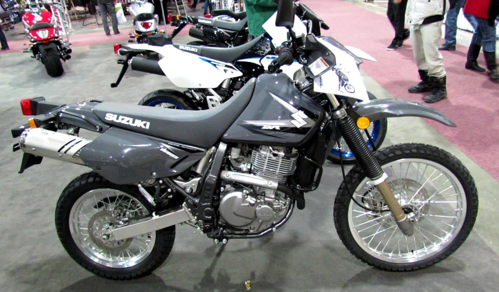 Быстрый мотоцикл Suzuki DR 650 SE