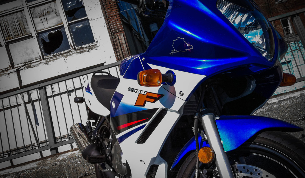 Быстрый мотоцикл Suzuki  GS 500 F