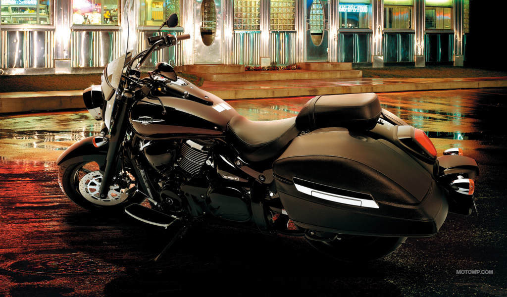 Быстрый мотоцикл Suzuki Intruder C1500T