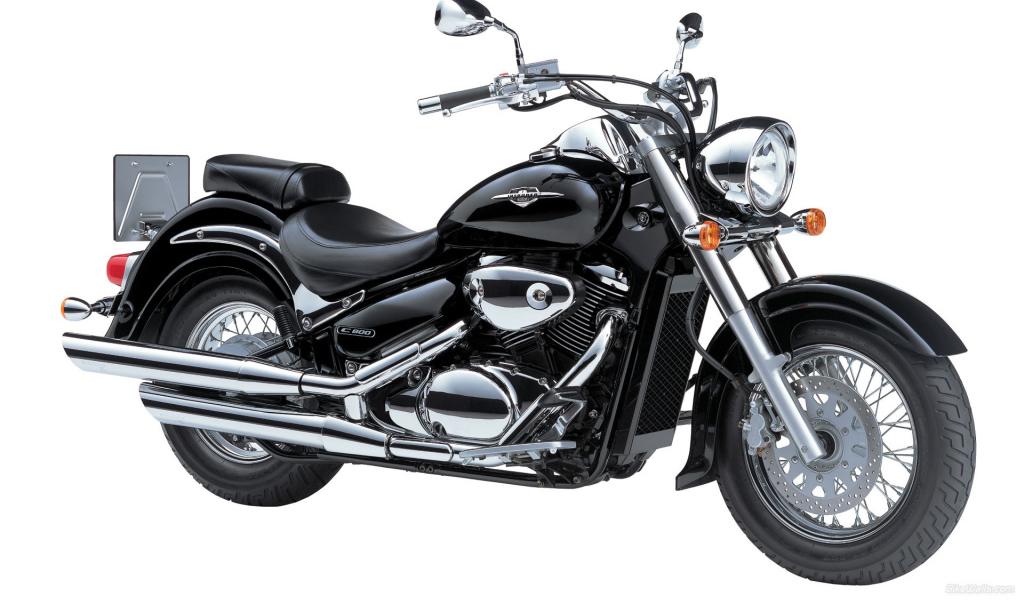 Быстрый мотоцикл Suzuki Intruder C800C