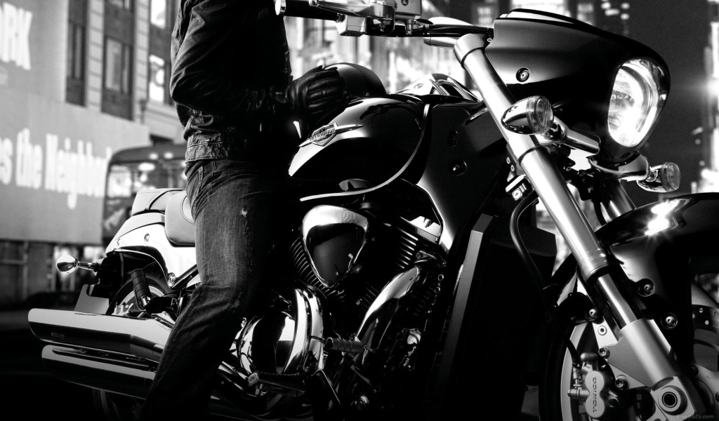 Быстрый мотоцикл Suzuki Intruder M1500