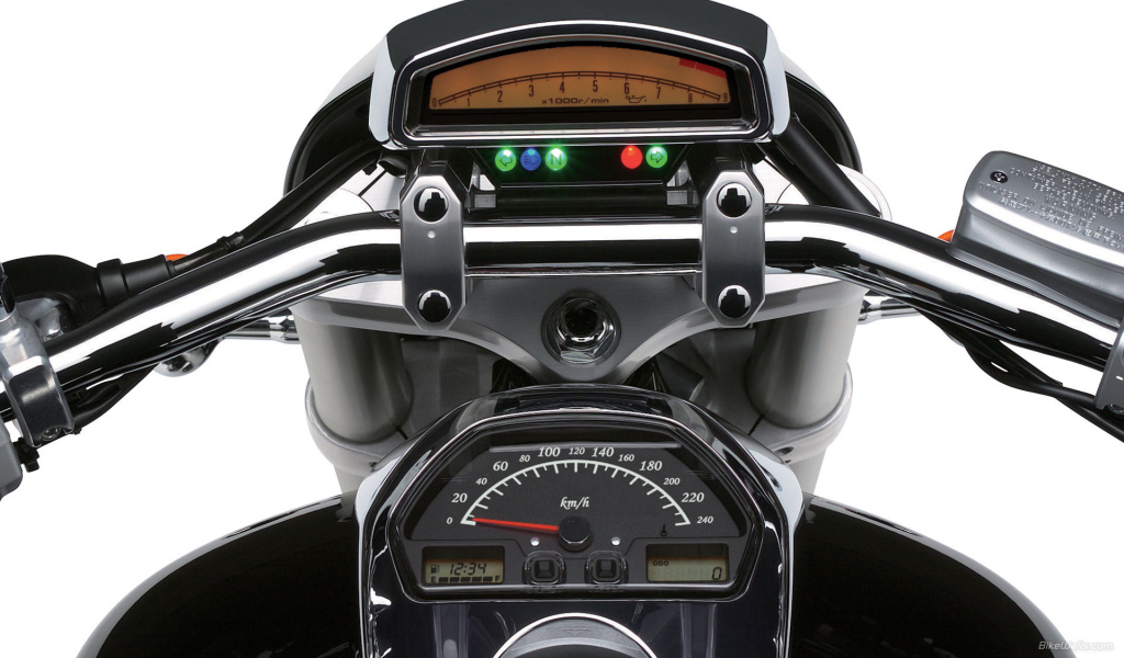 Быстрый мотоцикл Suzuki Intruder M1800 R