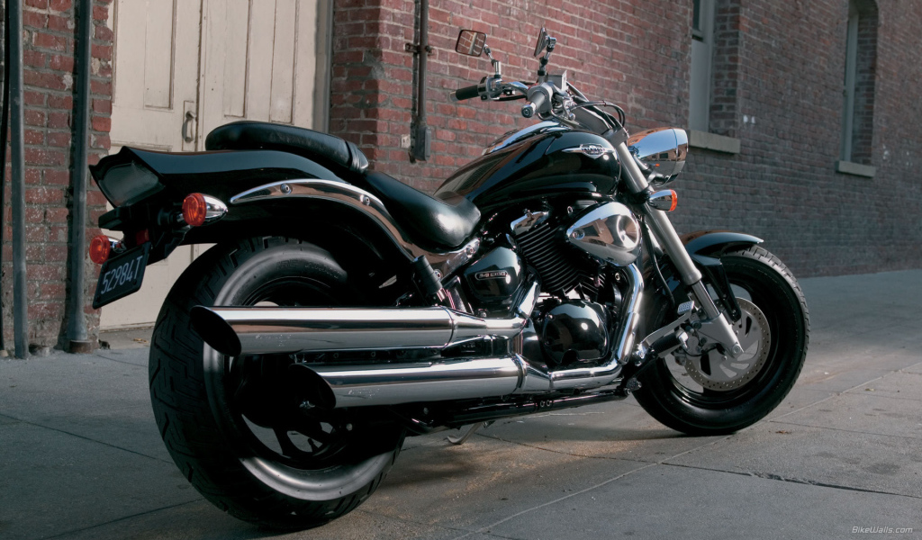 Быстрый мотоцикл Suzuki Intruder M800